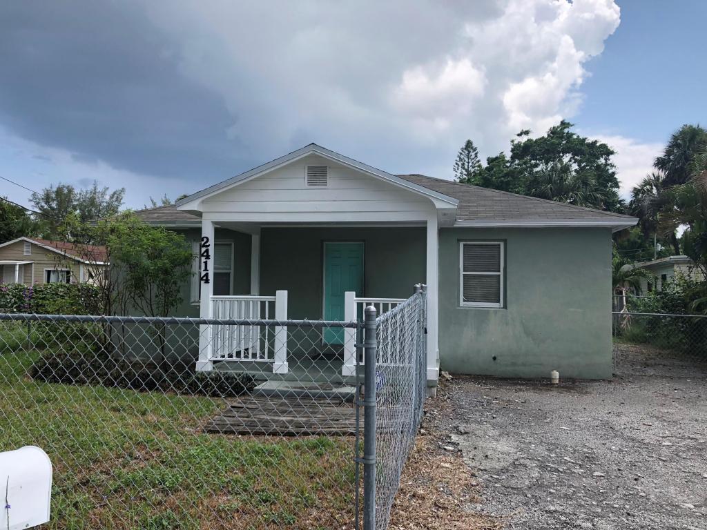 2414 Saginaw Avenue - Photo 1