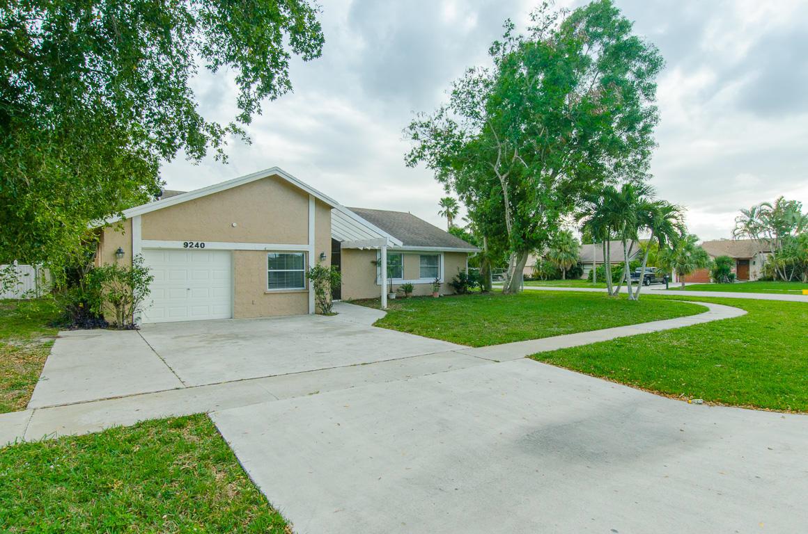 9240 Edgemont Lane - Photo 1