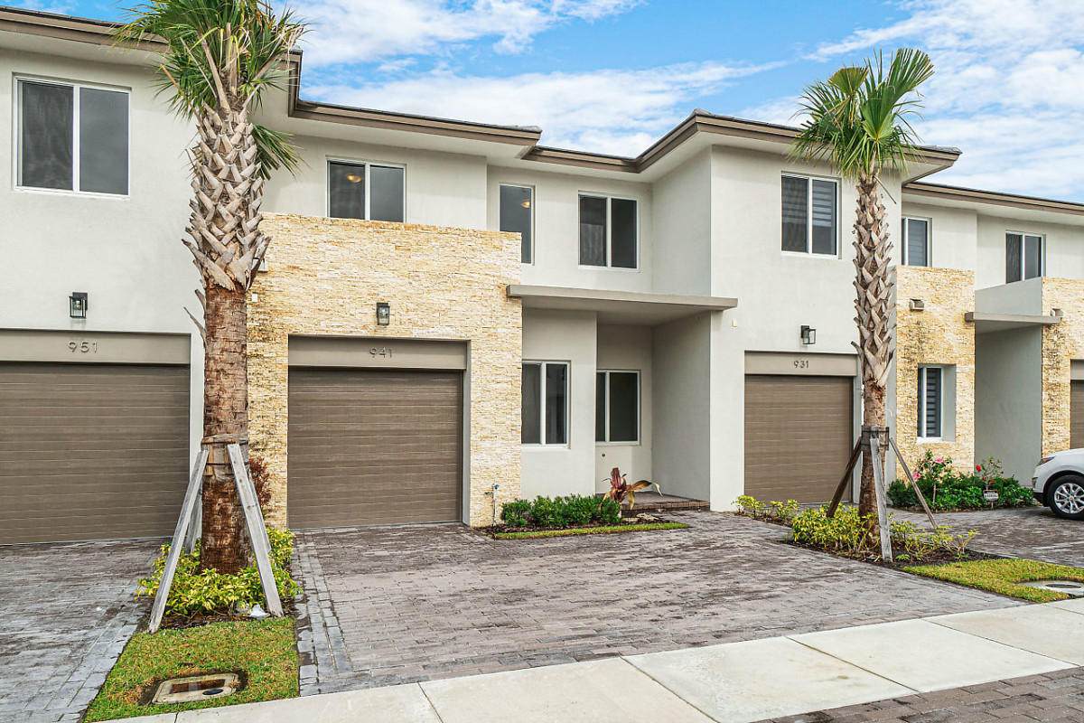 941 Pioneer Way - Photo 1