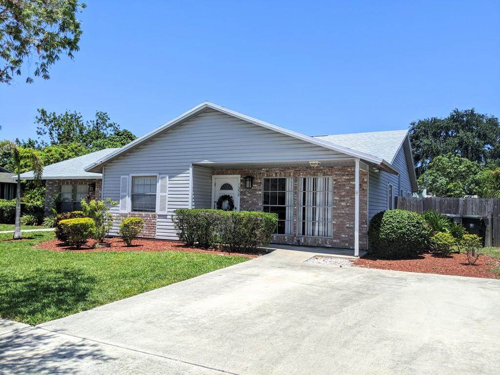 1352 Riverside Circle - Photo 1