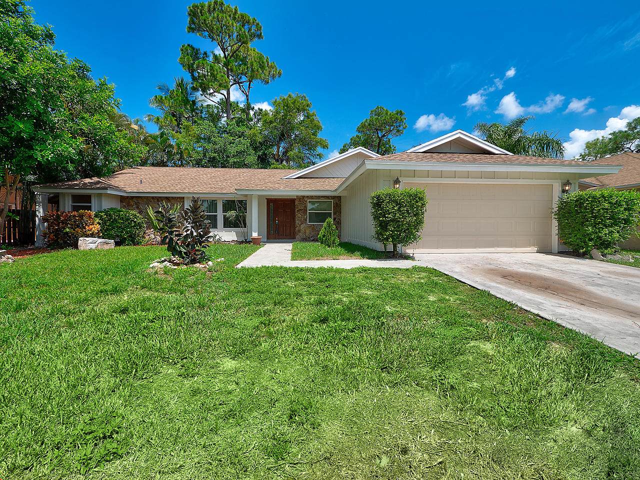 913 Lemongrass Lane - Photo 1