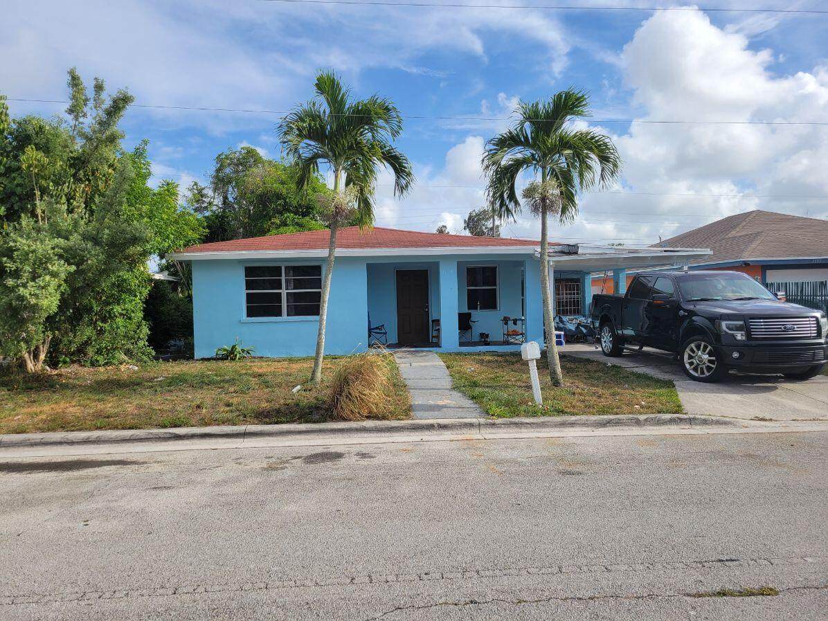 1119 32nd Street - Photo 1