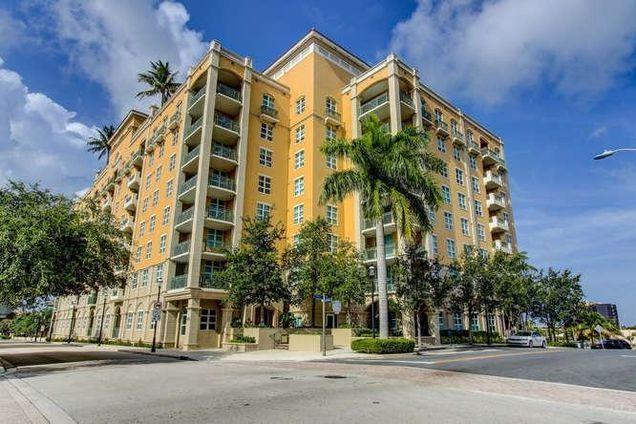 403 Sapodilla Avenue - Photo 1