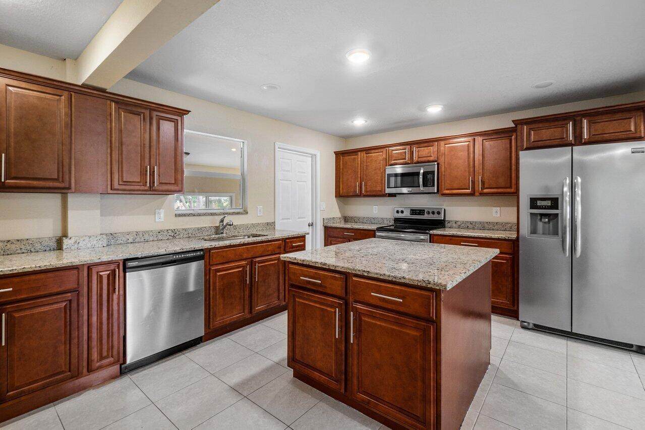 706 7th Street - Photo 1