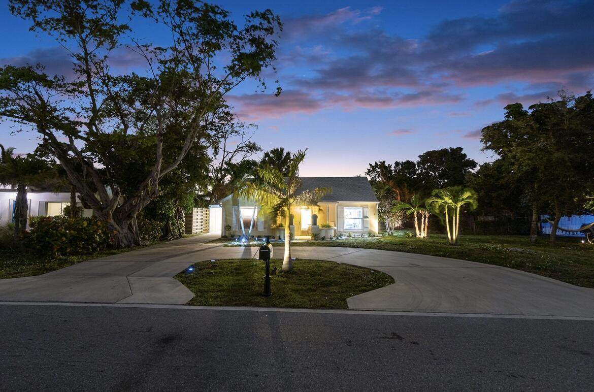 727 Lake Drive - Photo 1