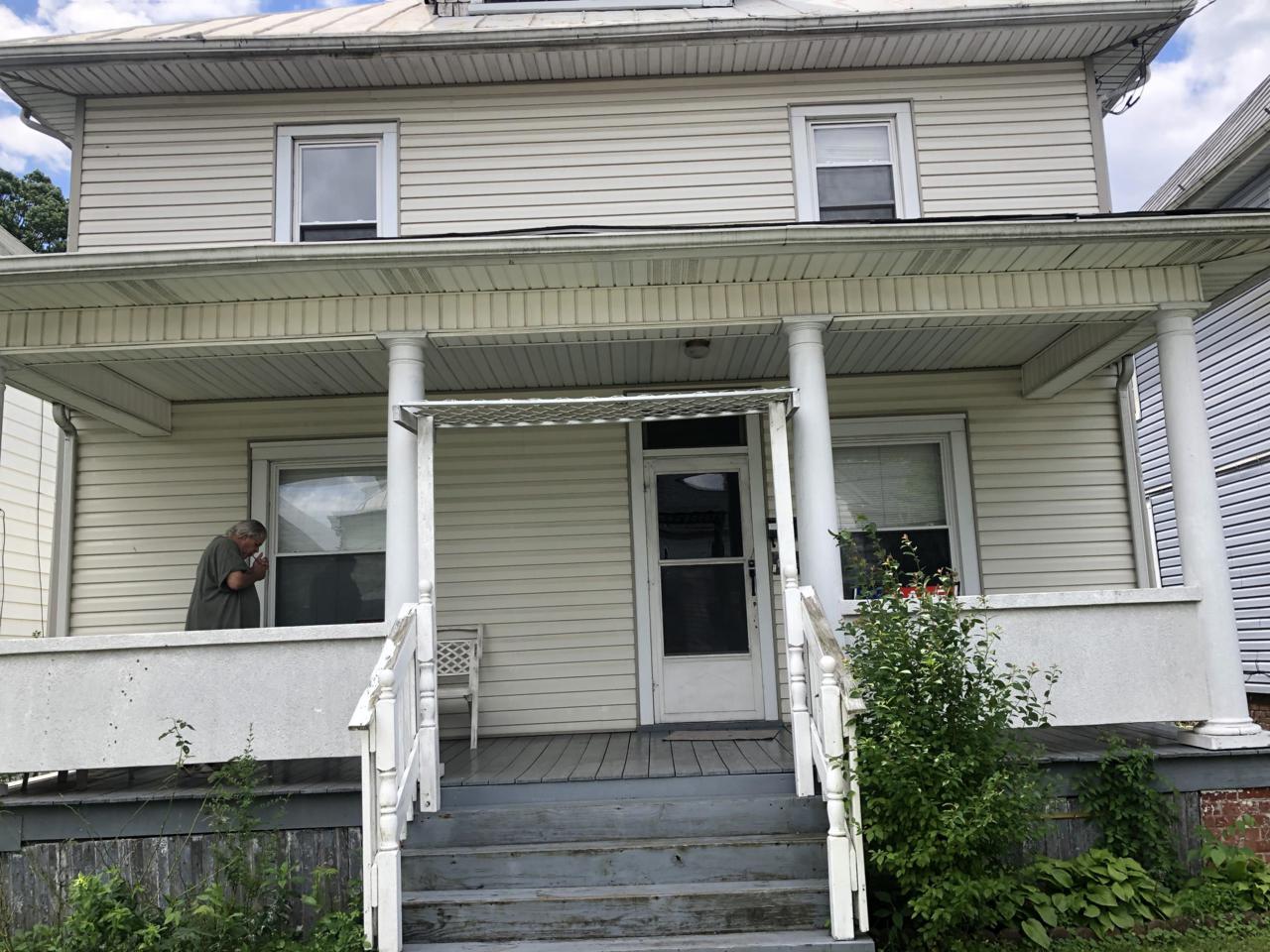 915 Bullitt Ave - Photo 1