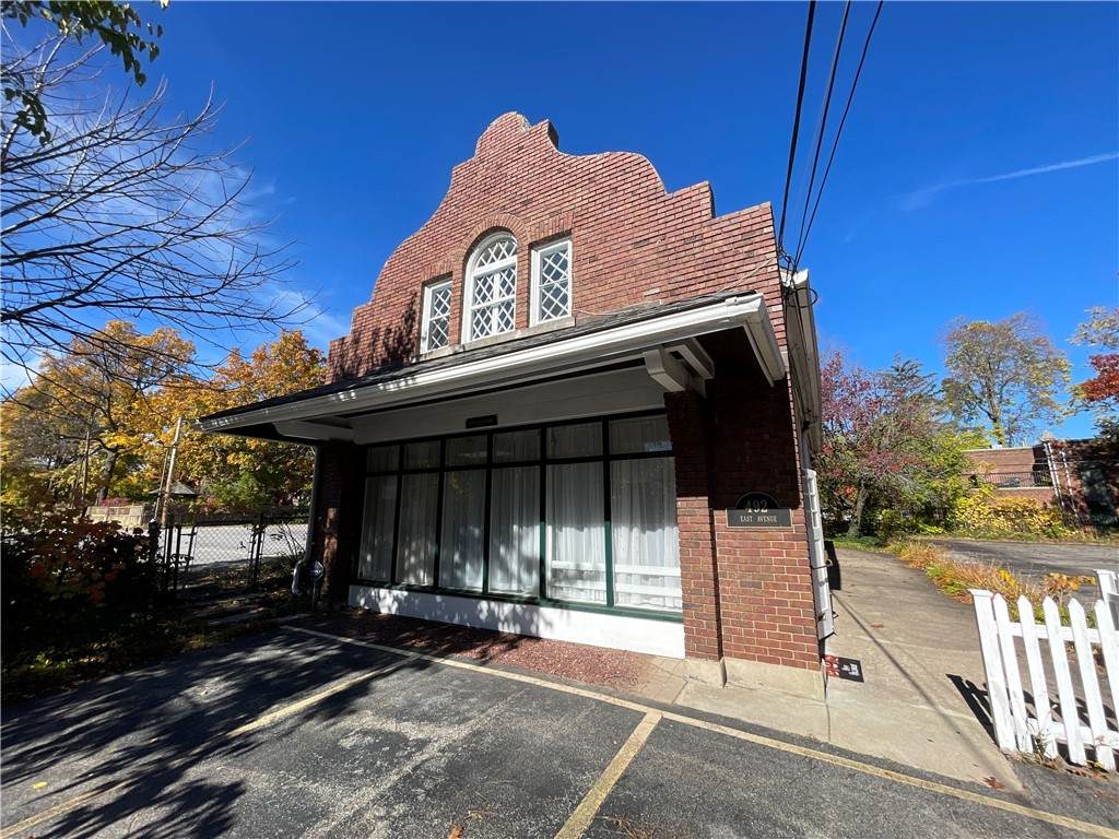 492 East Avenue - Photo 1