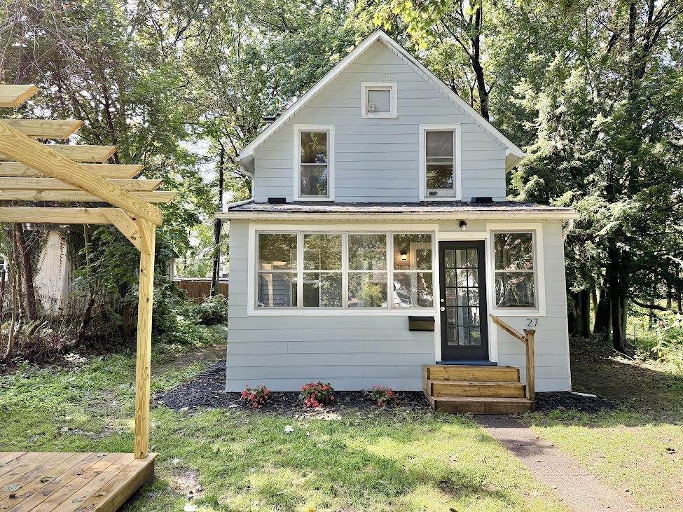 27 Hannahs - Photo 1
