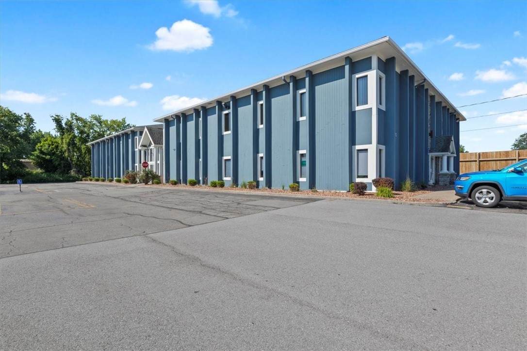 2005 Lyell Avenue - Photo 1