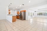 913 Redwood - Photo 10
