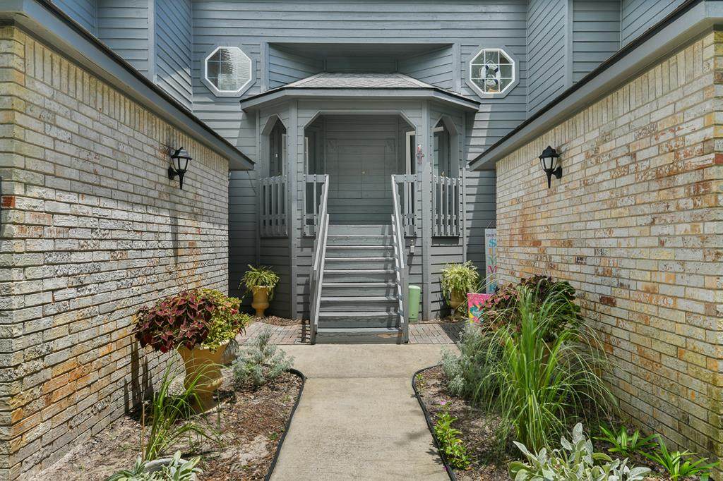 210 Oak Bay - Photo 1
