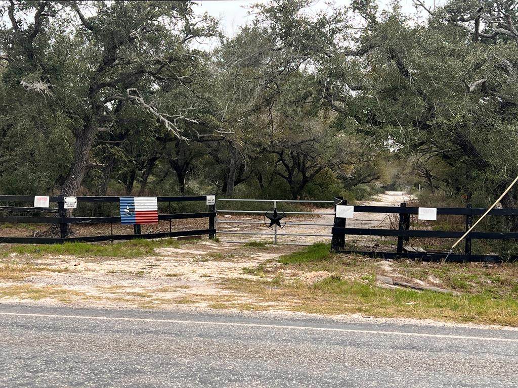 2301-2401 Fm 2165 - Photo 1