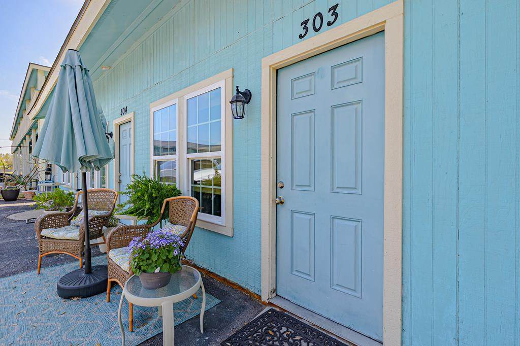 1809 Hillcrest - Photo 1