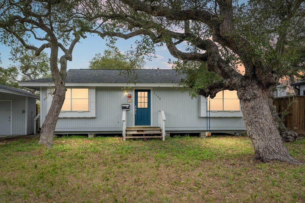 1104 Cedar St - Photo 1