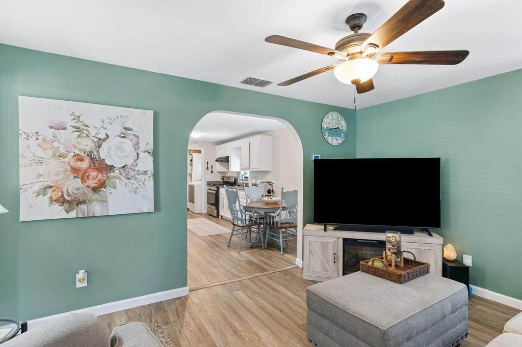 4633 Evelyn St - Photo 1