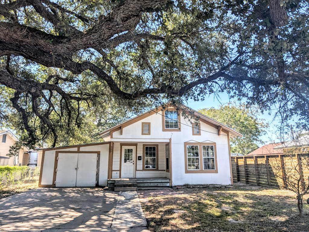 909 Live Oak St - Photo 1