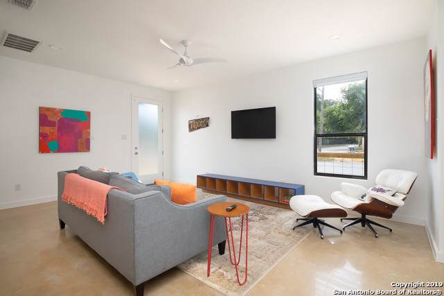 1401 Crockett St - Photo 1