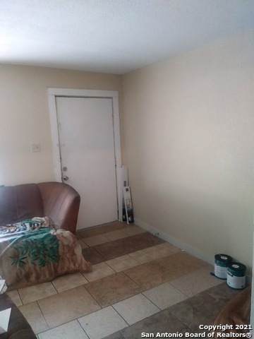 315 Saint James - Photo 1