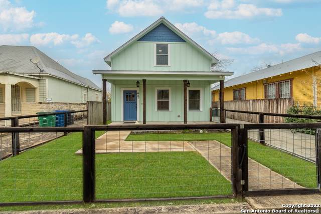 621 Center St - Photo 1