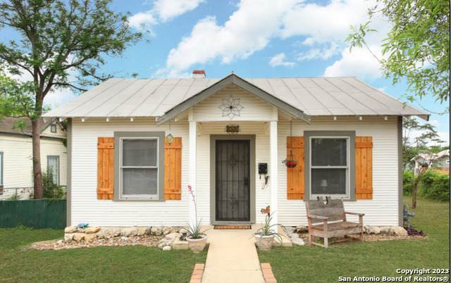 902 Dakota St - Photo 1