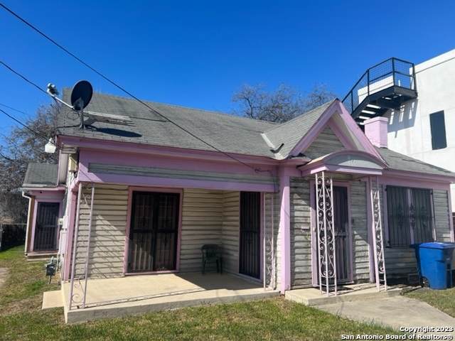 911 Hackberry St - Photo 1