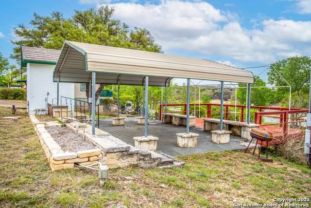 988 Lakeshore Dr N - Photo 1