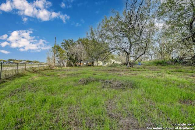 17770 Interstate 35 - Photo 1