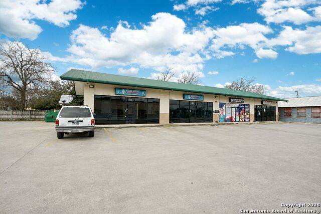 105 Seguin - Photo 1