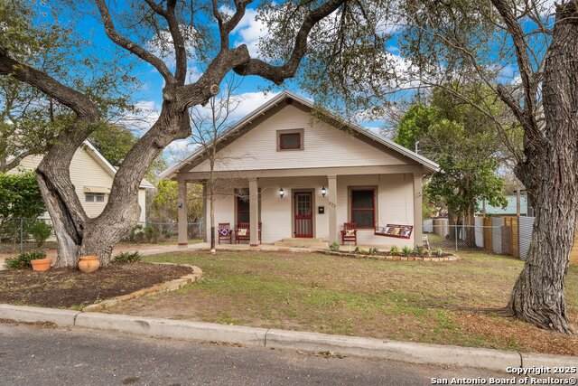 823 Robinson - Photo 1