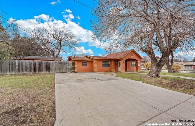 3323 W Woodlawn Ave - Photo 1