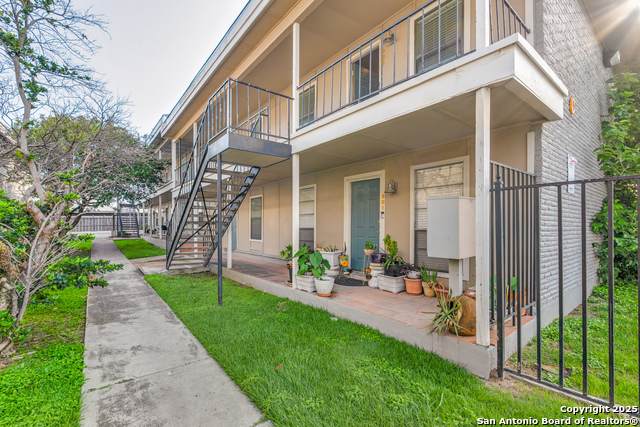 255 Rampart - Photo 1