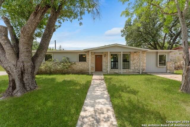 202 Hillview Dr - Photo 1