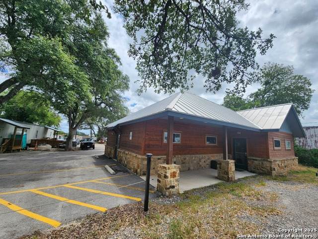 2571 Macarthur - Photo 1