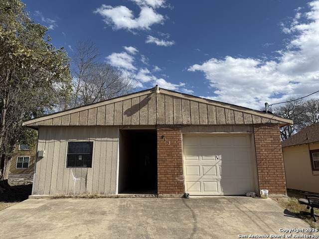 813 Ross - Photo 1