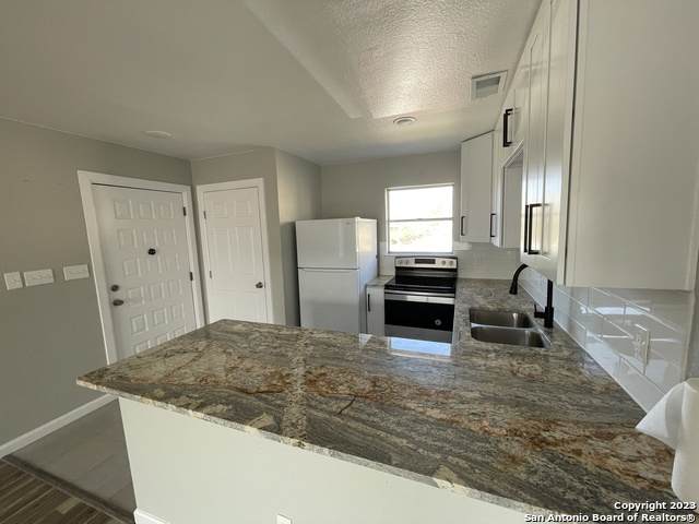 911 Vance Jackson - Photo 1