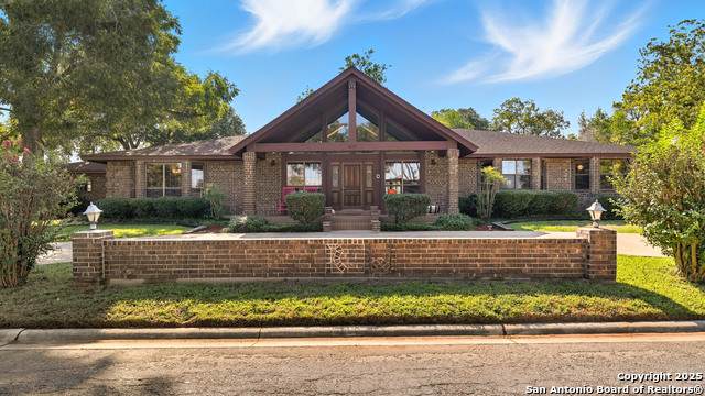 400 Person - Photo 1