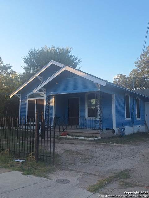 1105 Center St - Photo 1