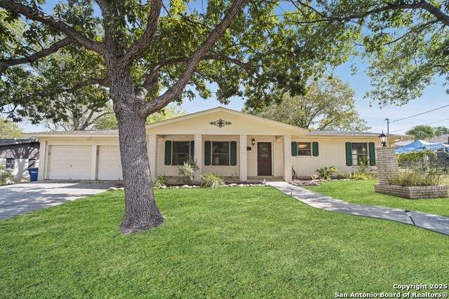 983 Hollyhock - Photo 1