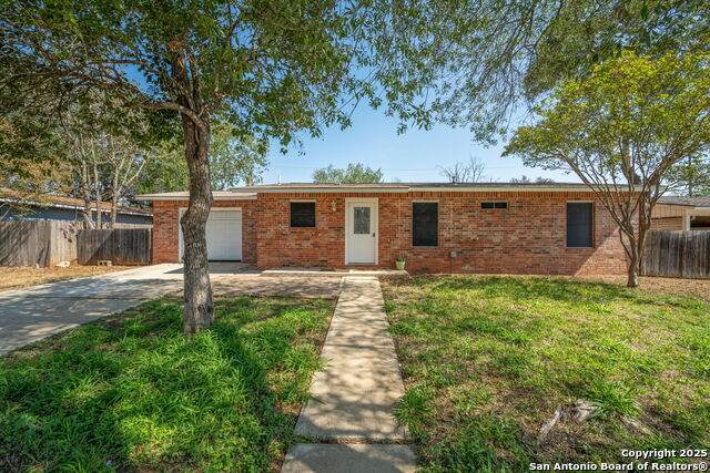 1005 Simmons Ave - Photo 1