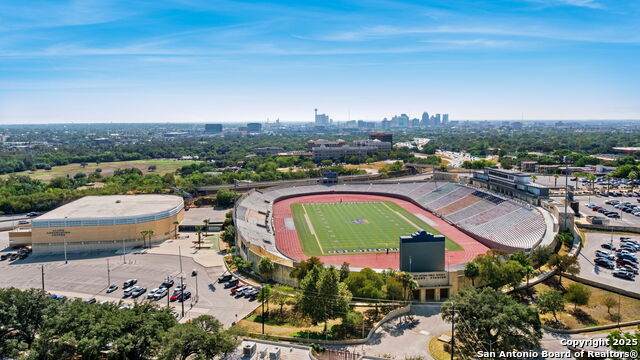 700 Hildebrand - Photo 1