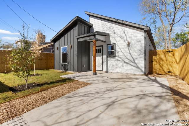 107 Calles St - Photo 1