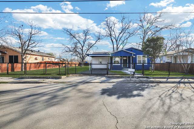 1112 Gladstone - Photo 1