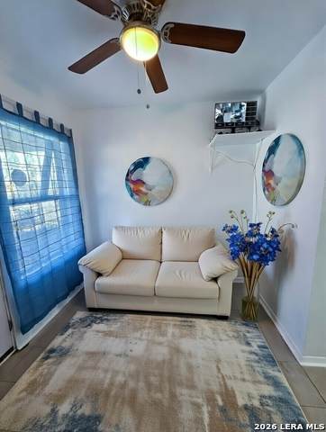 711 Trinity St - Photo 1