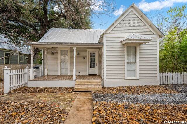 906 Carson St - Photo 1