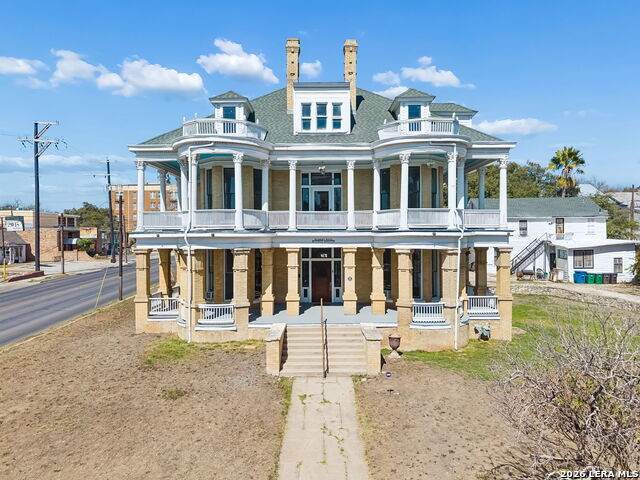 339 Woodlawn Ave - Photo 1