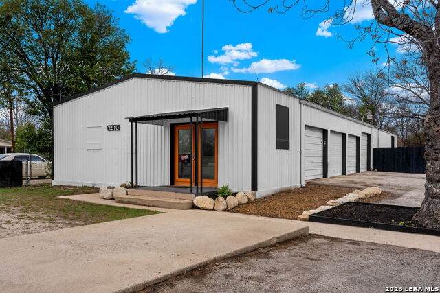 2610 Memorial Blvd - Photo 1