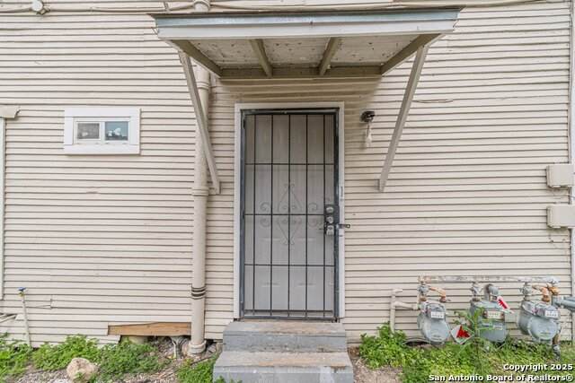 2407 South New Braunfels Avenue - Photo 1