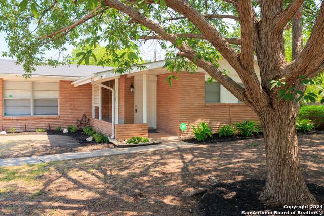 221 Windcrest Dr - Photo 1