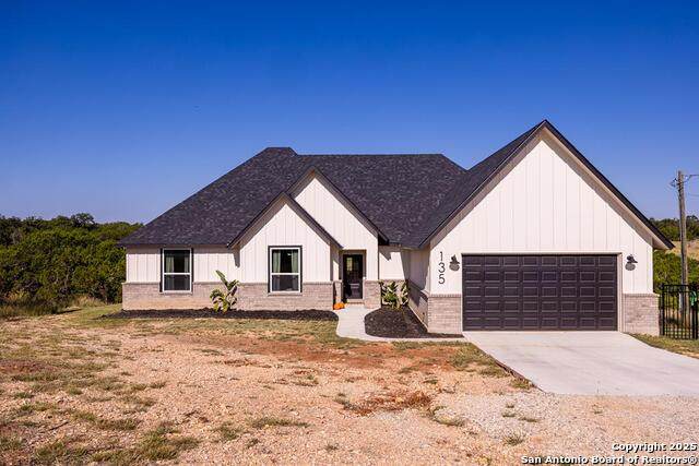135 Lone Oak - Photo 1
