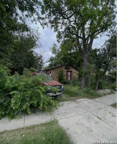 416 Woodlawn Ave - Photo 1